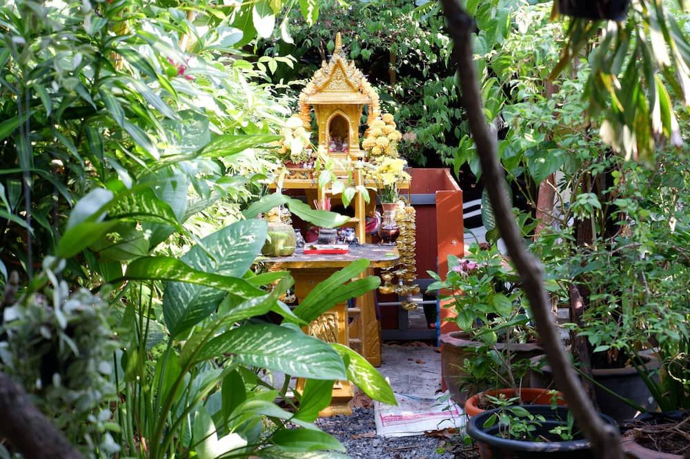 Pemandangan luar