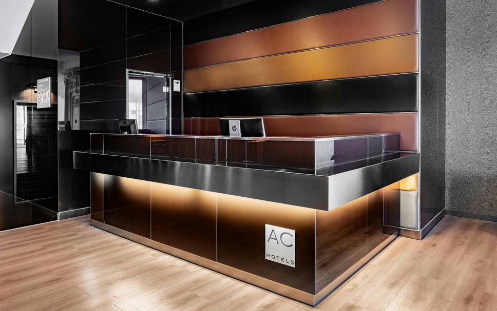 Meja Penyambut Tetamu Gambar