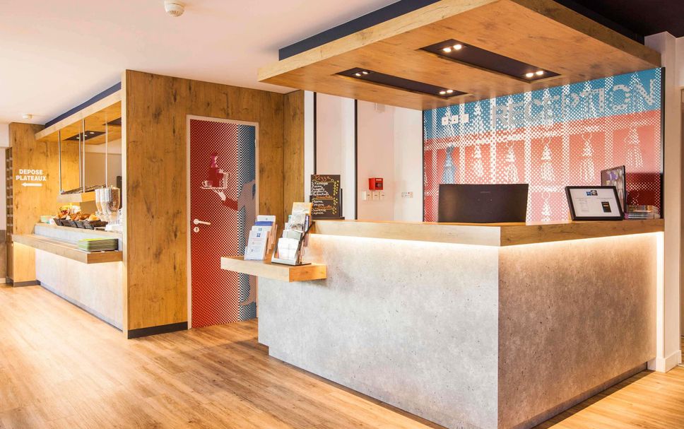 Meja Penyambut Tetamu Gambar