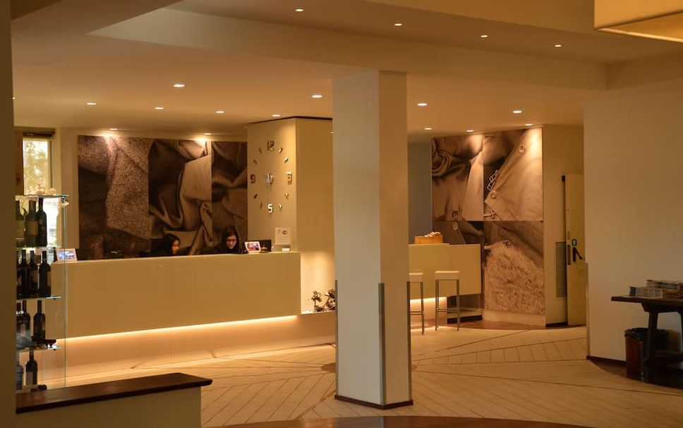 Meja Penyambut Tetamu Gambar