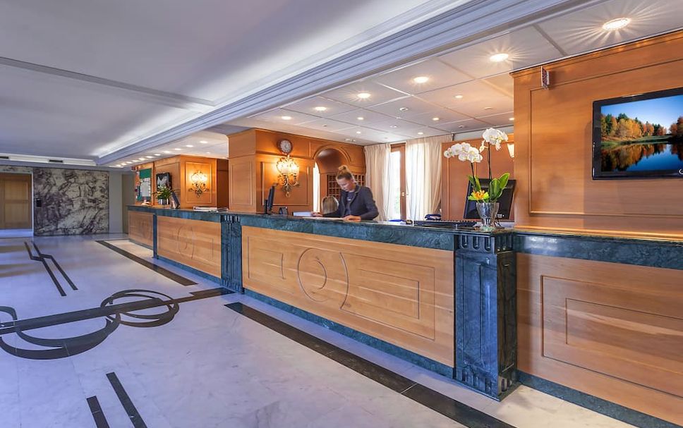 Meja Penyambut Tetamu Gambar