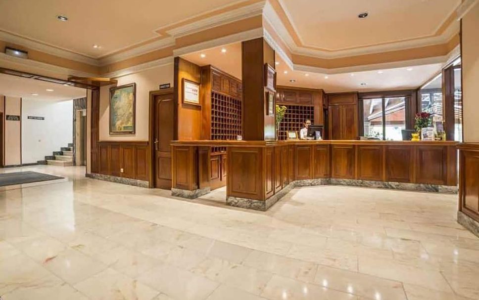 Meja Penyambut Tetamu Gambar