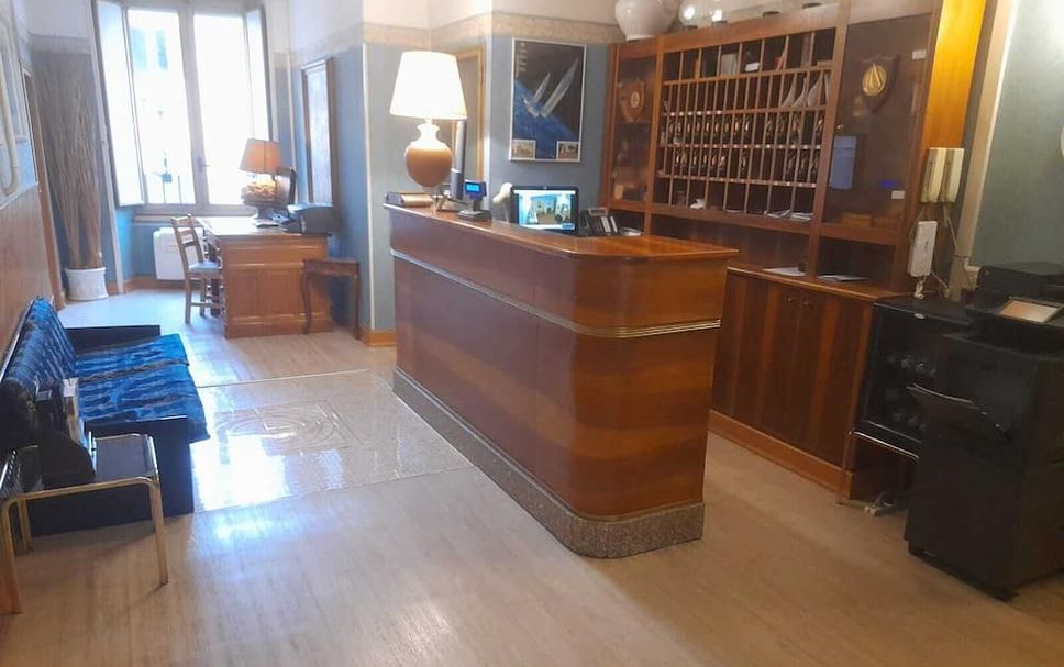 Meja Penyambut Tetamu Gambar