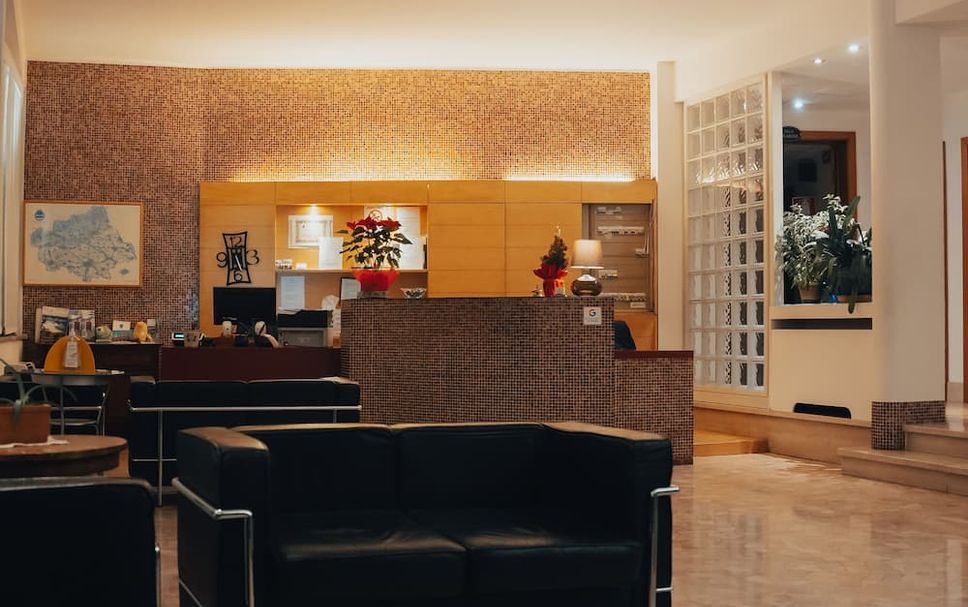 Meja Penyambut Tetamu Gambar