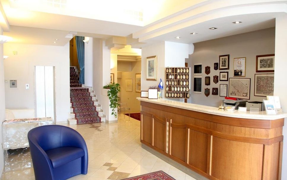 Meja Penyambut Tetamu Gambar