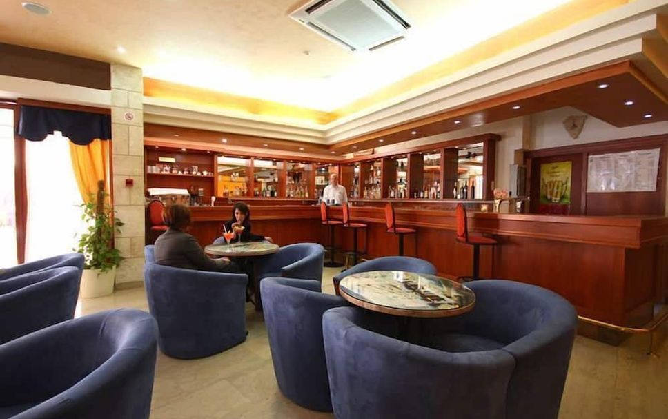 Balai Menunggu Gambar