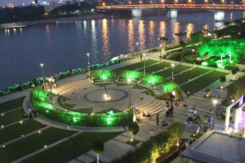 Pemandangan luar