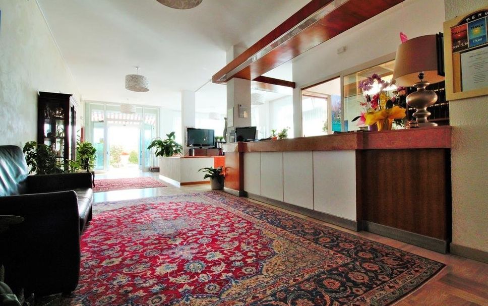 Meja Penyambut Tetamu Gambar