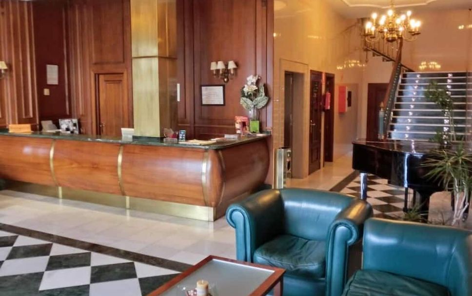 Meja Penyambut Tetamu Gambar