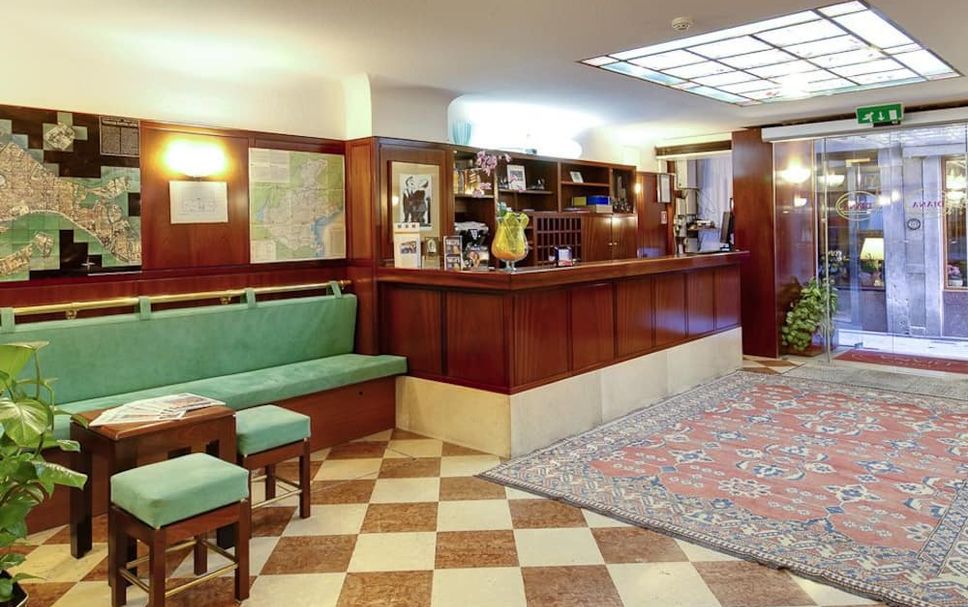 Meja Penyambut Tetamu Gambar