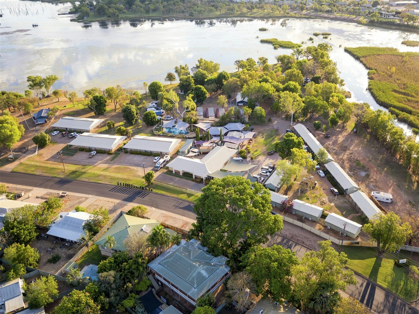 Pemandangan luar