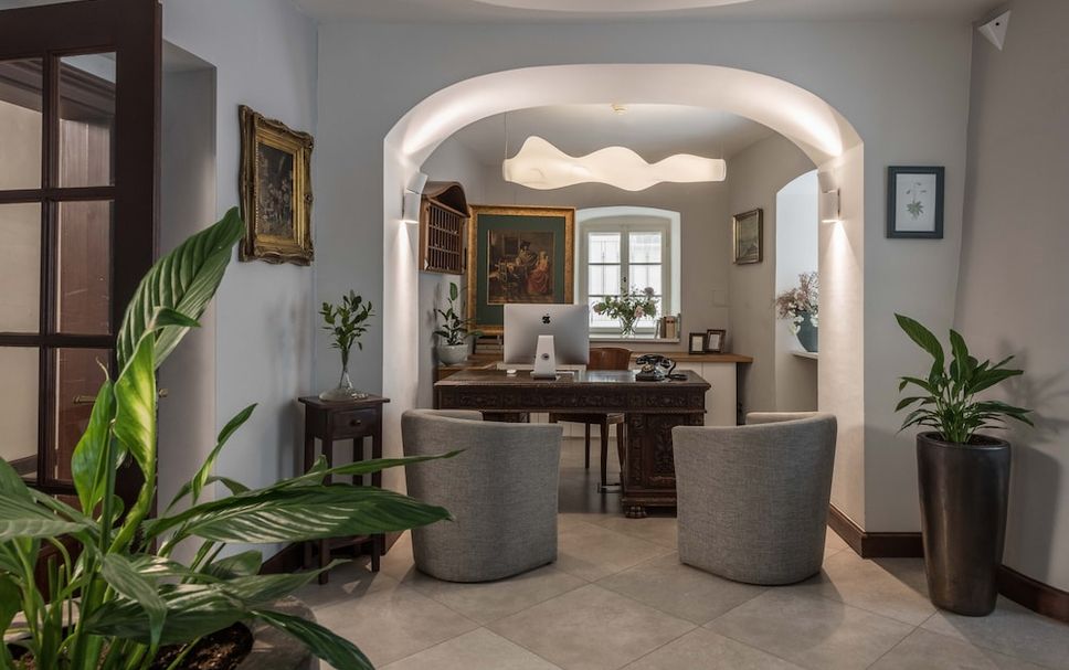 Meja Penyambut Tetamu Gambar