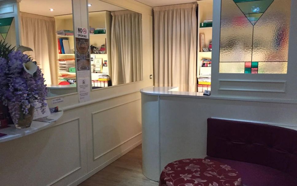 Meja Penyambut Tetamu Gambar