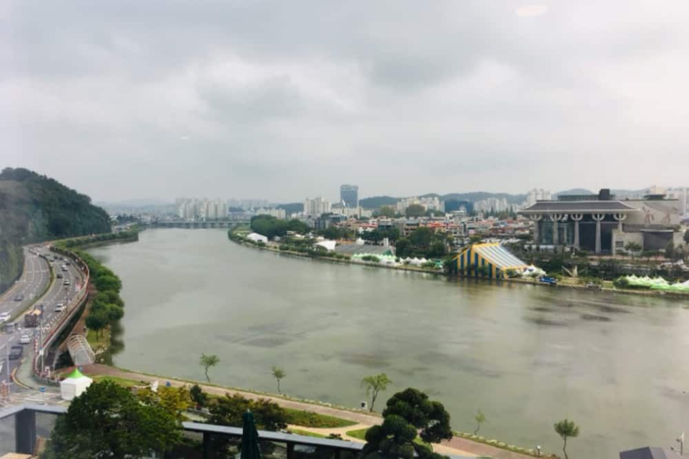 Pemandangan luar
