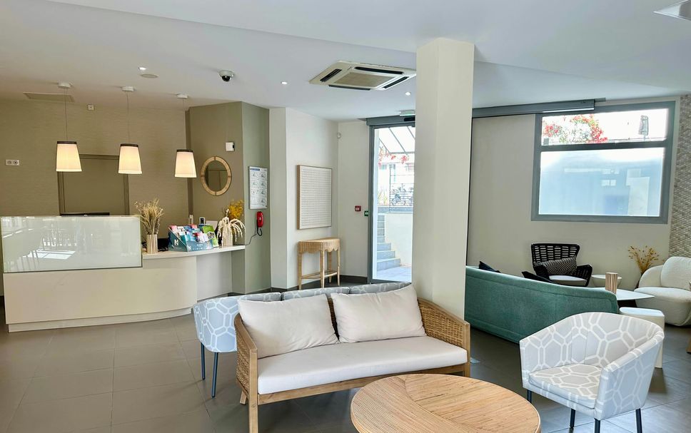 Meja Penyambut Tetamu Gambar