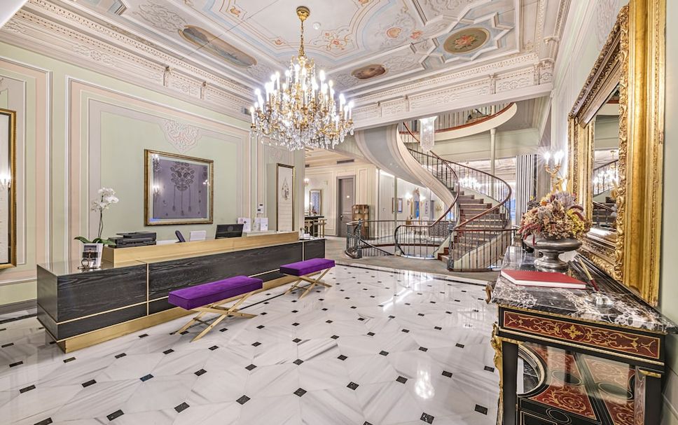 Meja Penyambut Tetamu Gambar