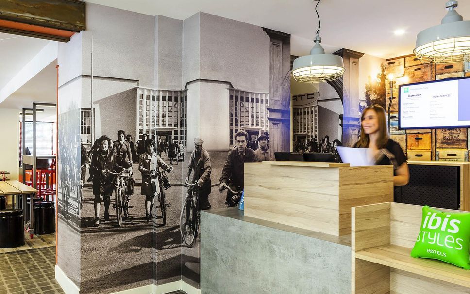 Meja Penyambut Tetamu Gambar