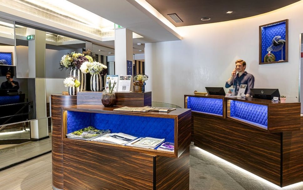 Meja Penyambut Tetamu Gambar