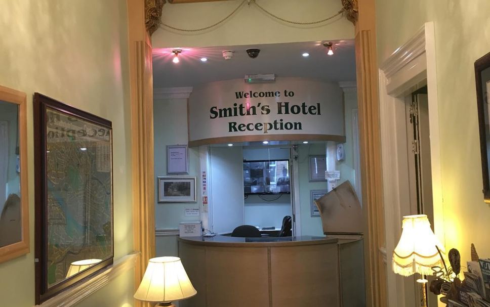 Meja Penyambut Tetamu Gambar