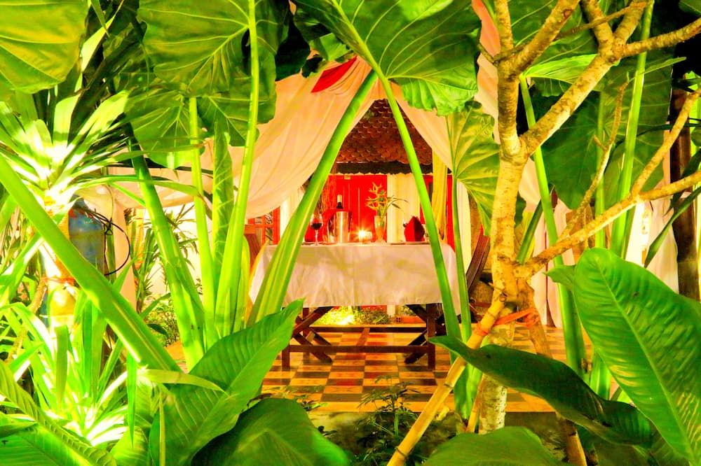 Pemandangan luar