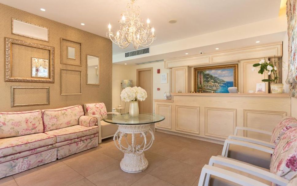 Meja Penyambut Tetamu Gambar