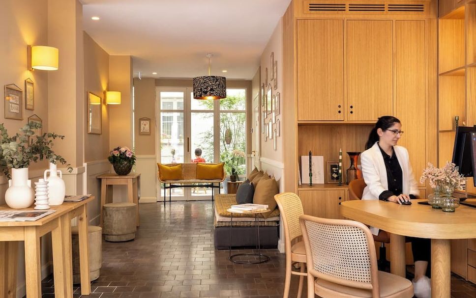 Meja Penyambut Tetamu Gambar