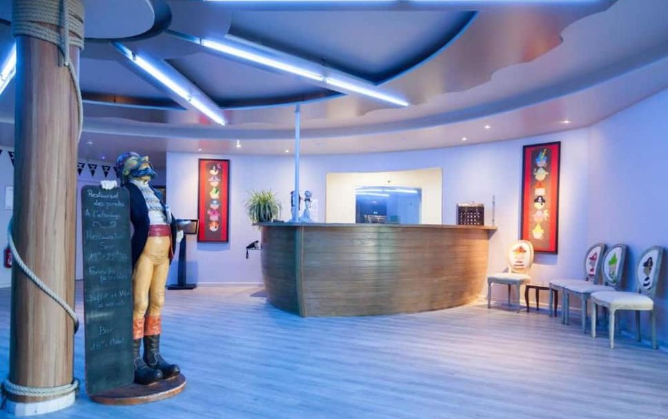 Meja Penyambut Tetamu Gambar