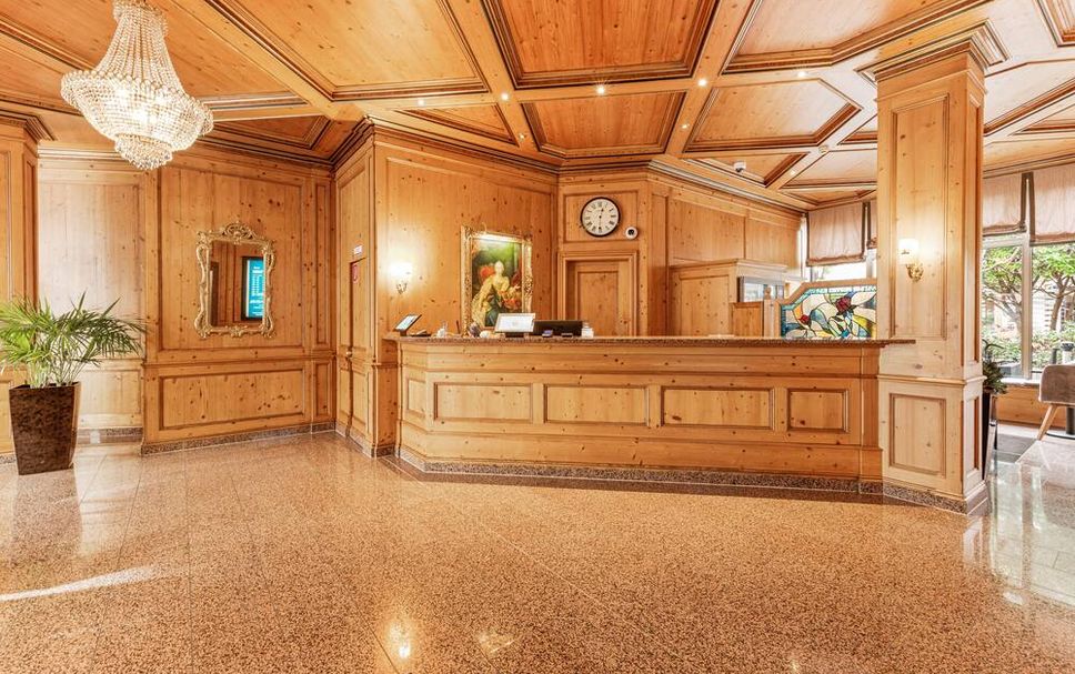 Meja Penyambut Tetamu Gambar