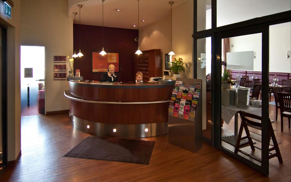 Meja Penyambut Tetamu Gambar