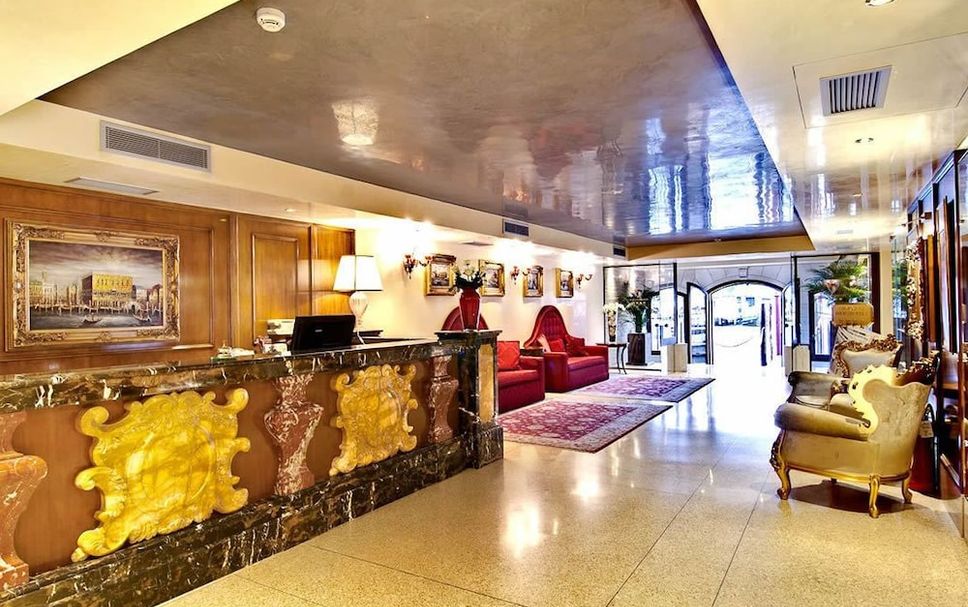 Meja Penyambut Tetamu Gambar