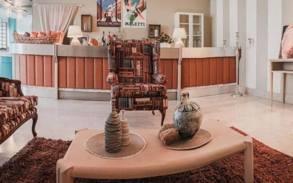 Meja Penyambut Tetamu Gambar