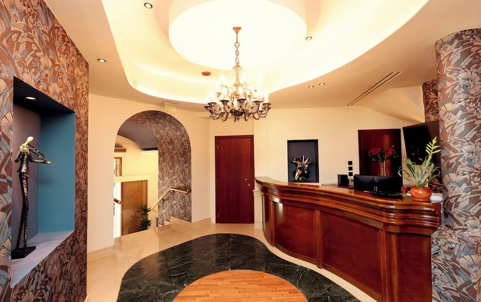 Meja Penyambut Tetamu Gambar