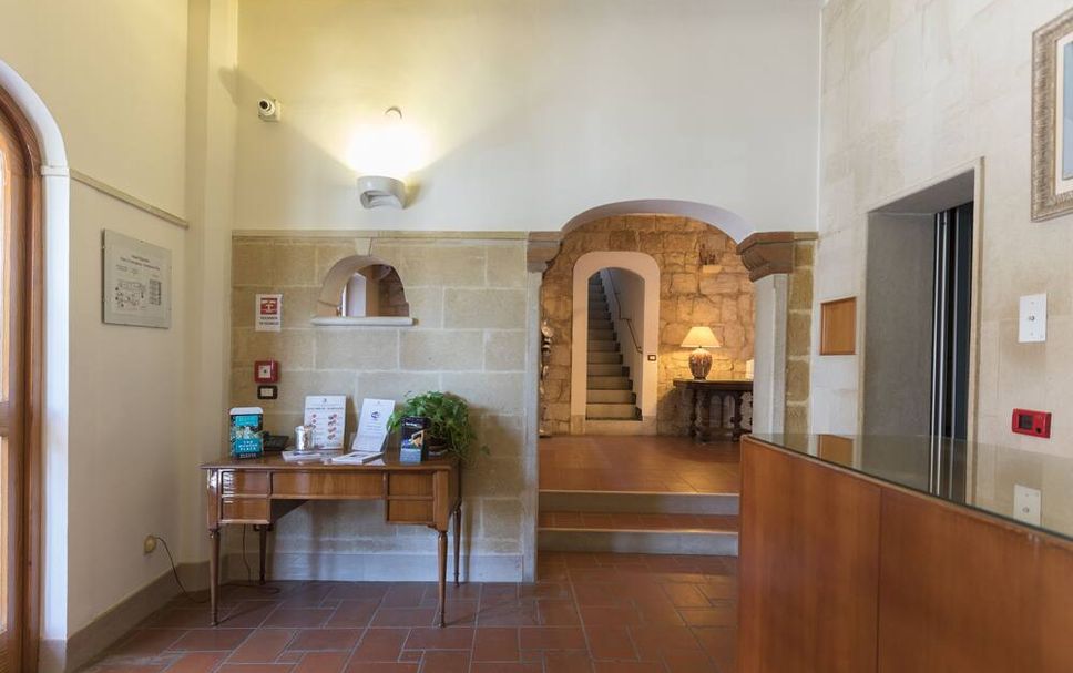 Meja Penyambut Tetamu Gambar