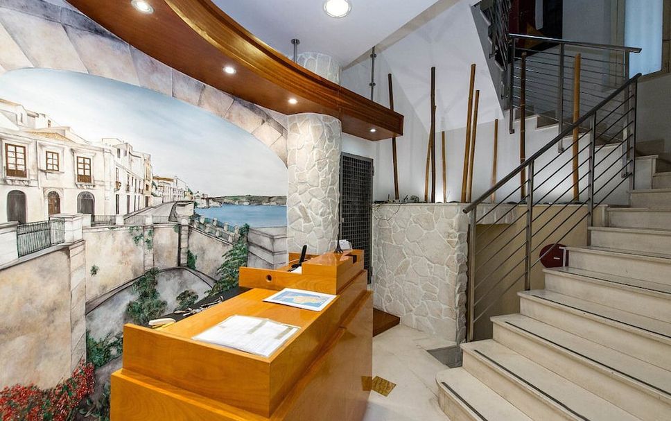 Meja Penyambut Tetamu Gambar