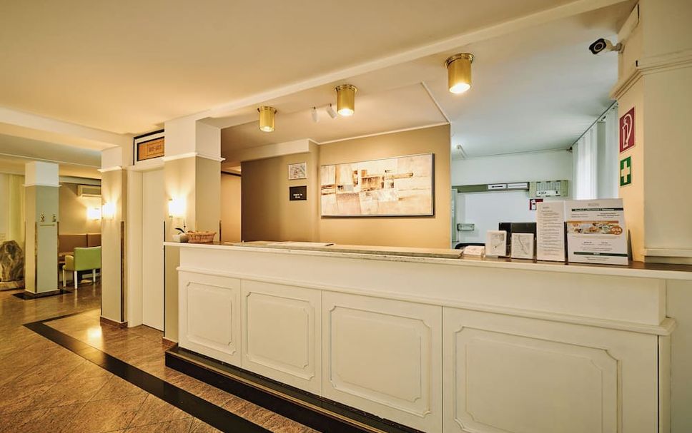 Meja Penyambut Tetamu Gambar