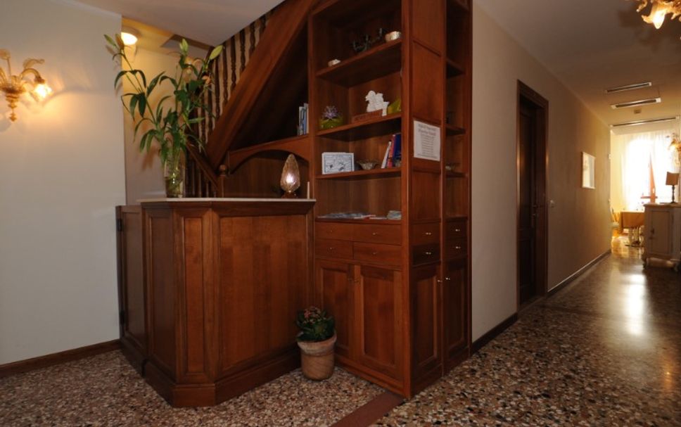 Meja Penyambut Tetamu Gambar