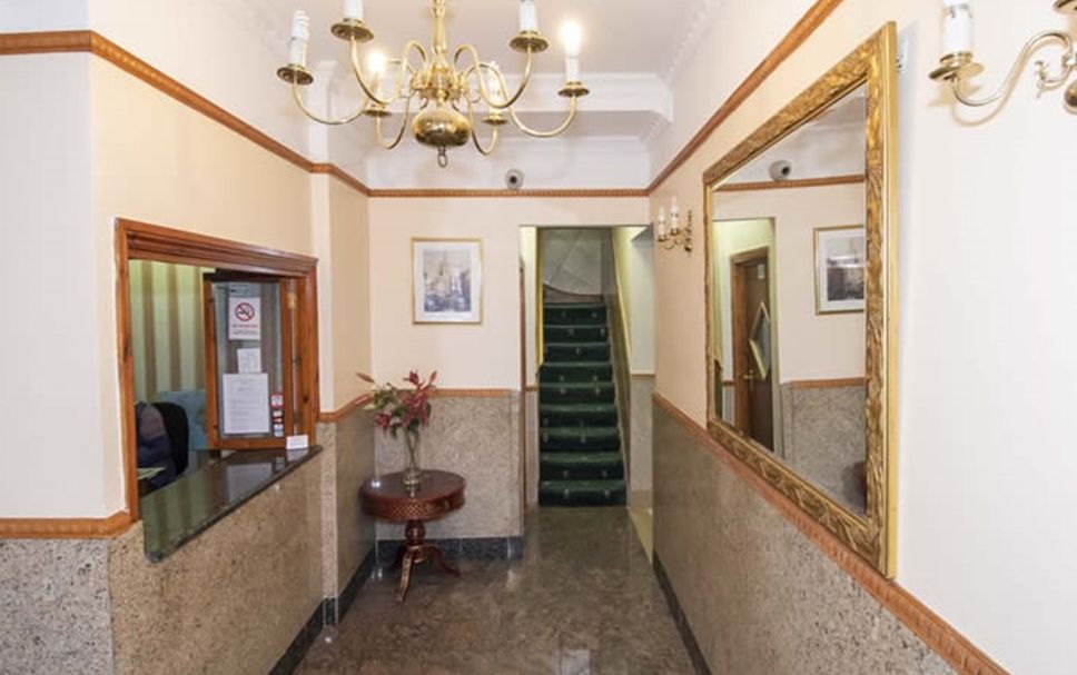 Meja Penyambut Tetamu Gambar