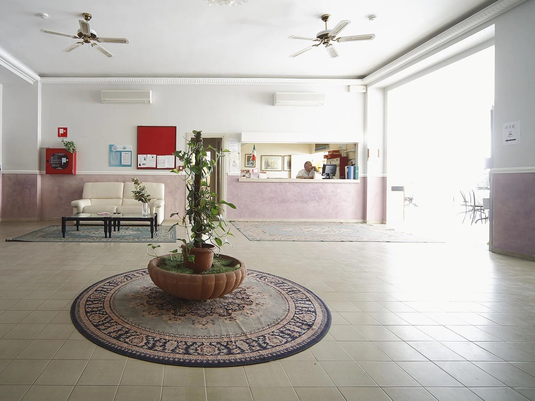 Meja Penyambut Tetamu